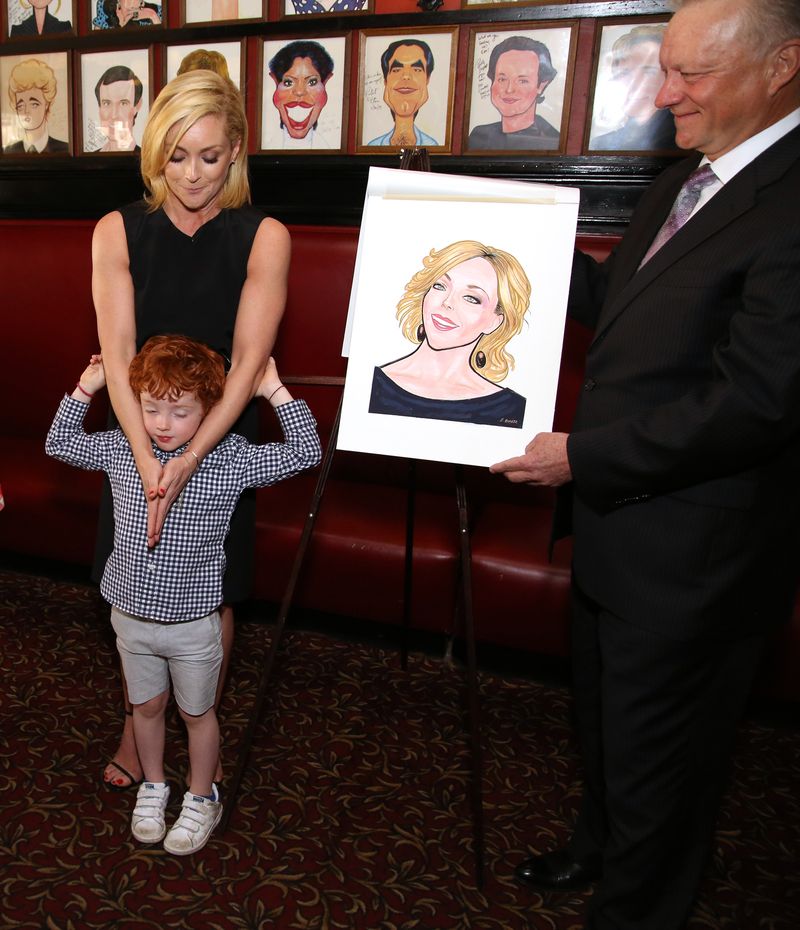 Photo Coverage: Tony Nominee Jane Krakowski Unveils Her New Portrait at Sardi's! — photo 7 of 32