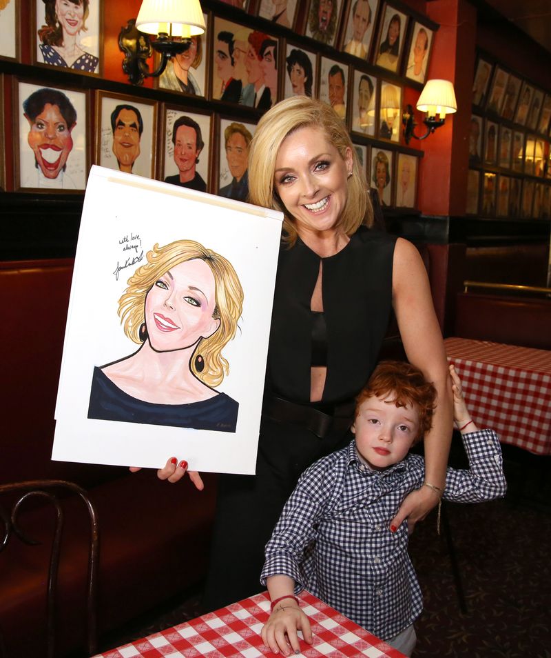 Photo Coverage: Tony Nominee Jane Krakowski Unveils Her New Portrait at Sardi's! — photo 16 of 32