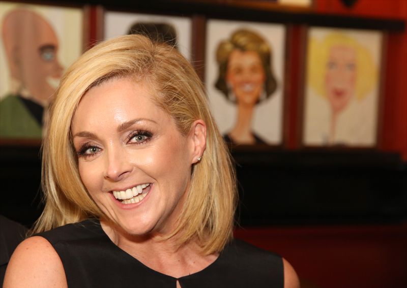 Photo Coverage: Tony Nominee Jane Krakowski Unveils Her New Portrait at Sardi's! — photo 1 of 32