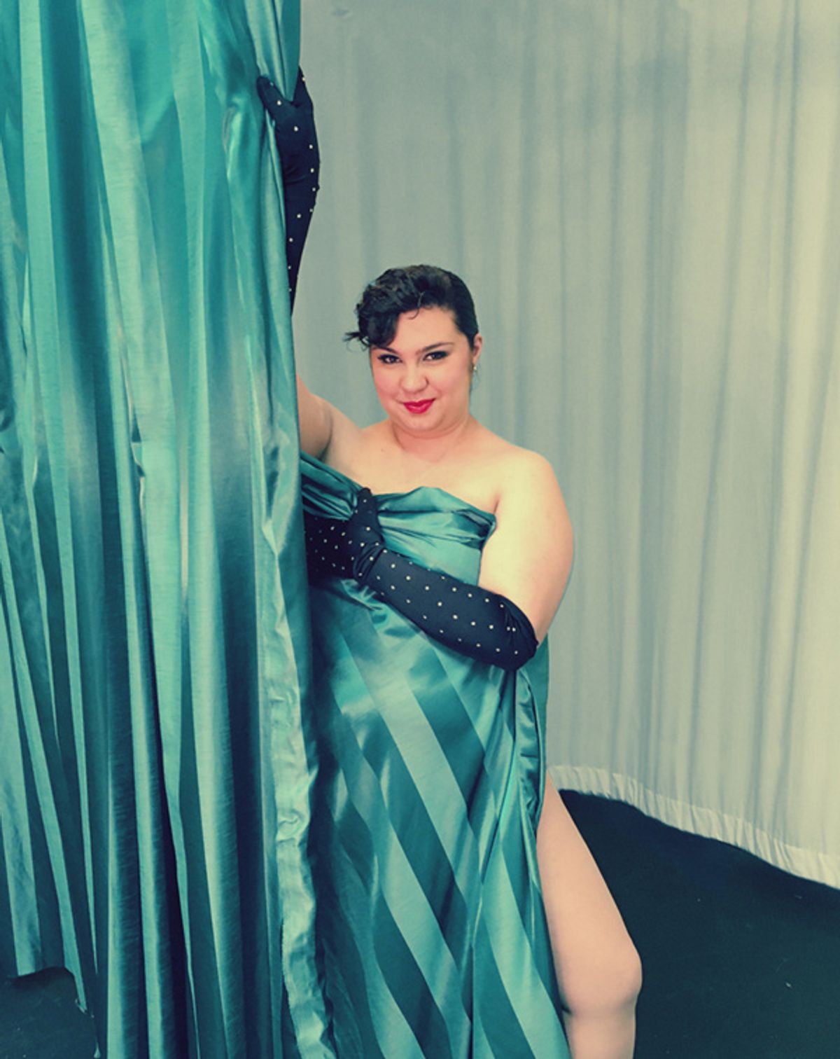 Amanda Arruda as Louise at 