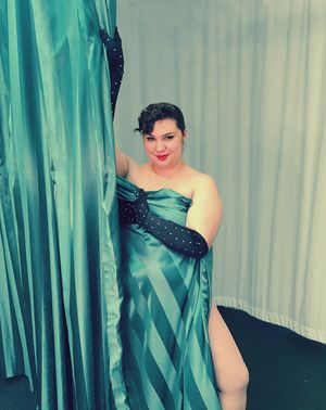 Amanda Arruda as Louise Photo