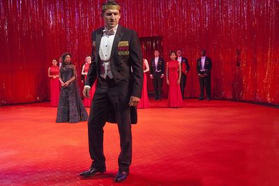 Jonathan Cake as Macbeth with the cast of MACBETH at The Old Globe Photo
