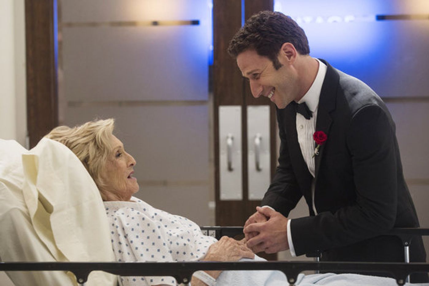 Photos & Clip: Christine Ebersole, Cloris Leachman & More in ROYAL PAINS Musical Episode Image