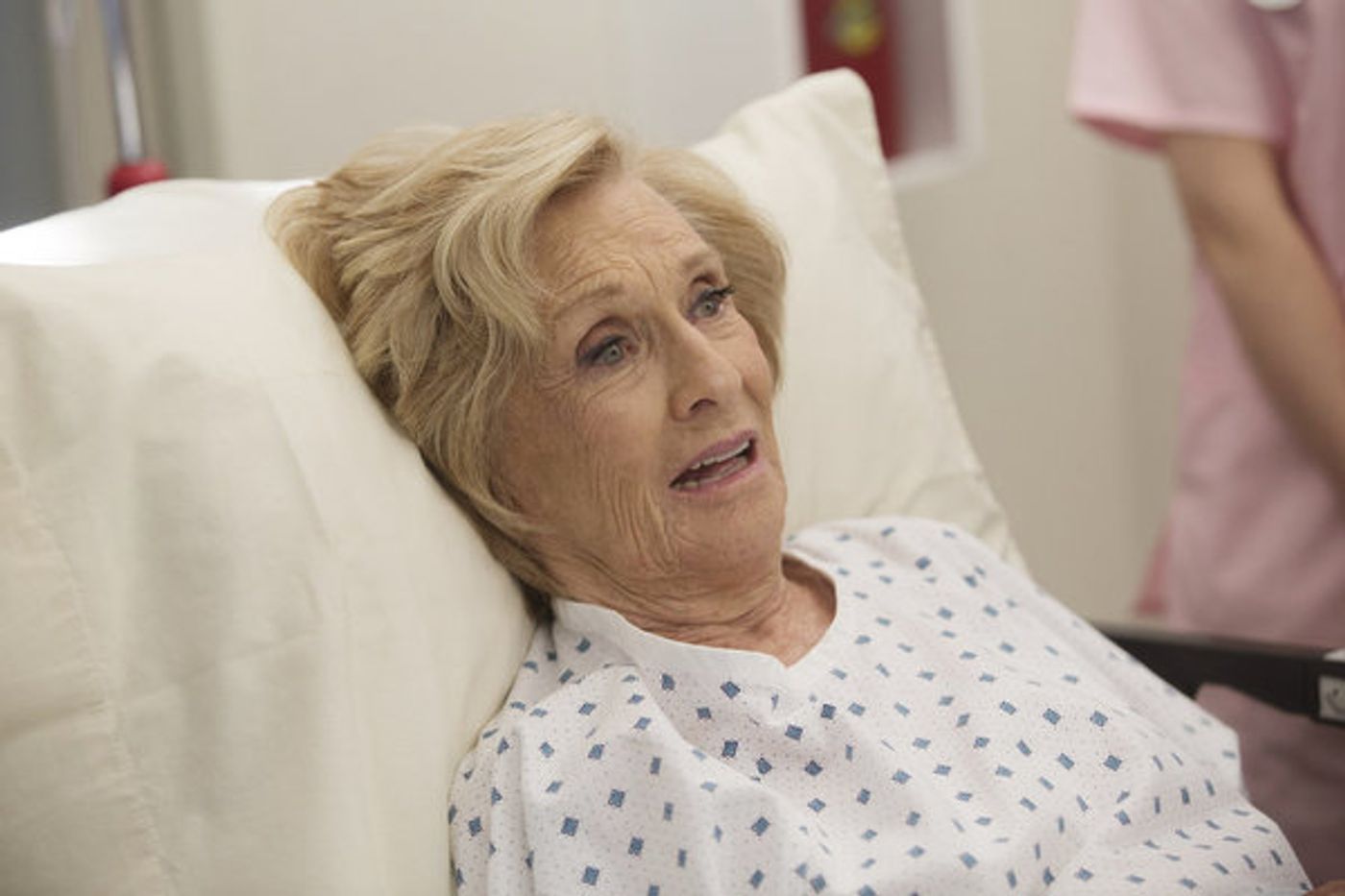 Photos & Clip: Christine Ebersole, Cloris Leachman & More in ROYAL PAINS Musical Episode Image