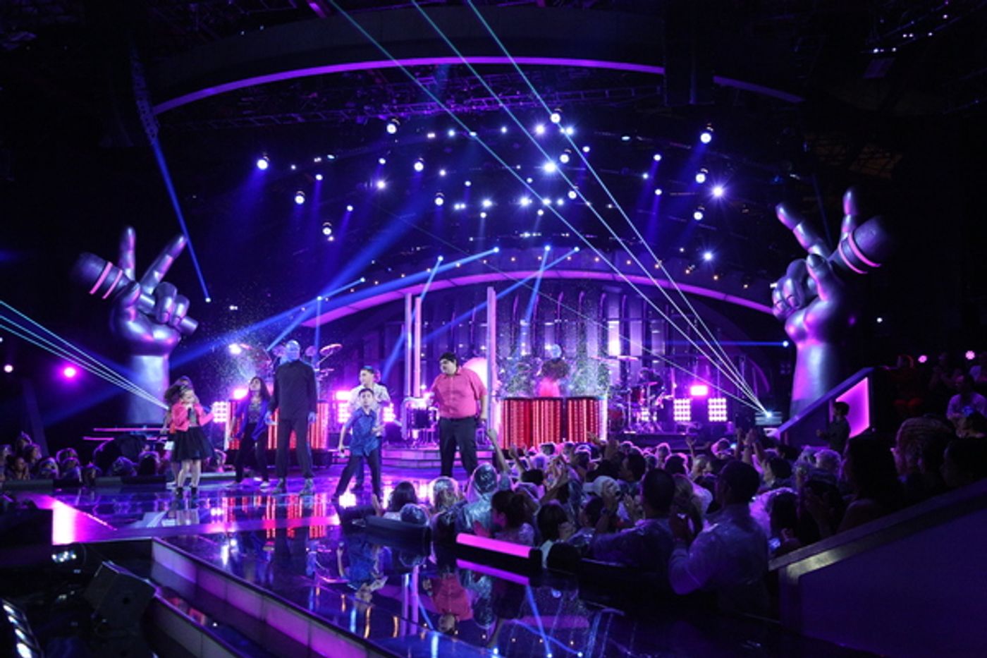 Photo Flash: Blue Man Group Appears on Telemundo's LA VOZ KIDS Grand Finale Photo Flash: Blue Man Group Appears on Telemundo's LA VOZ KIDS Grand Finale Image