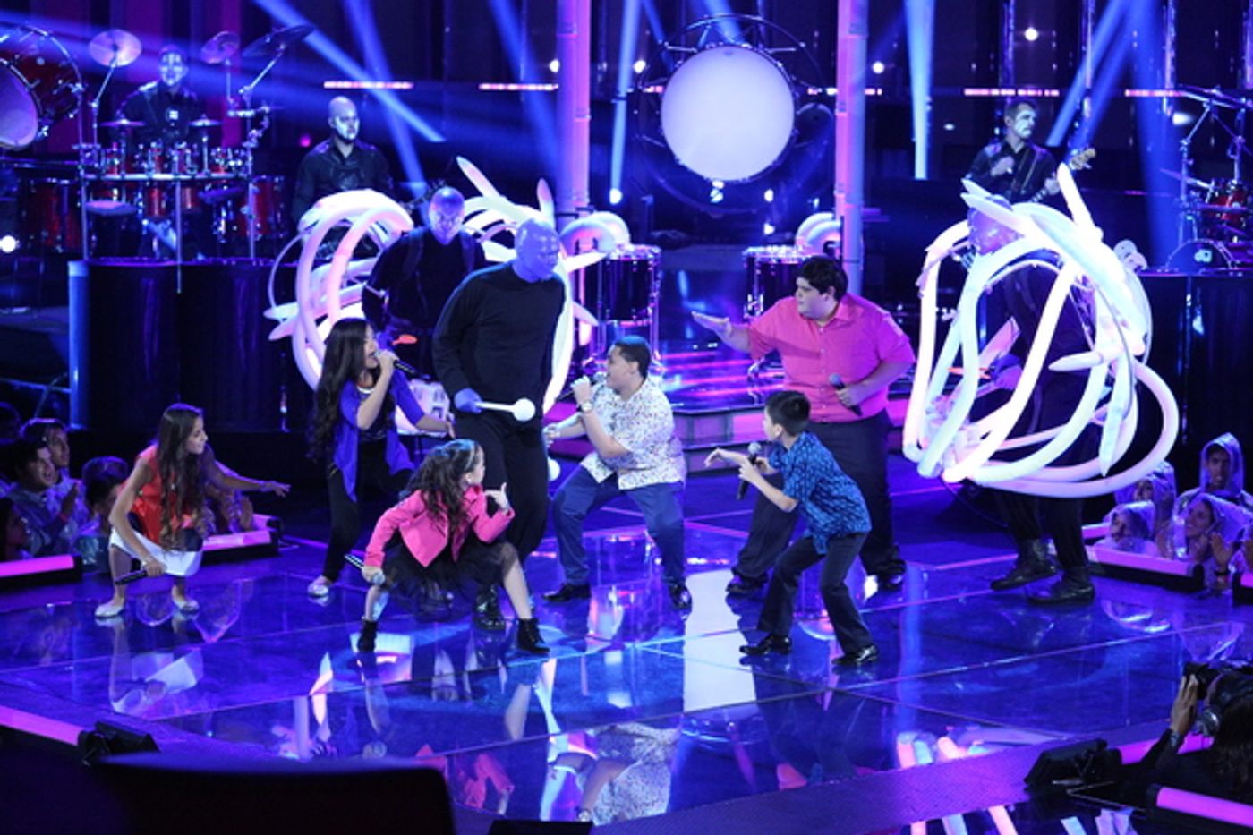 Photo Flash: Blue Man Group Appears on Telemundo's LA VOZ KIDS Grand Finale Photo Flash: Blue Man Group Appears on Telemundo's LA VOZ KIDS Grand Finale Image