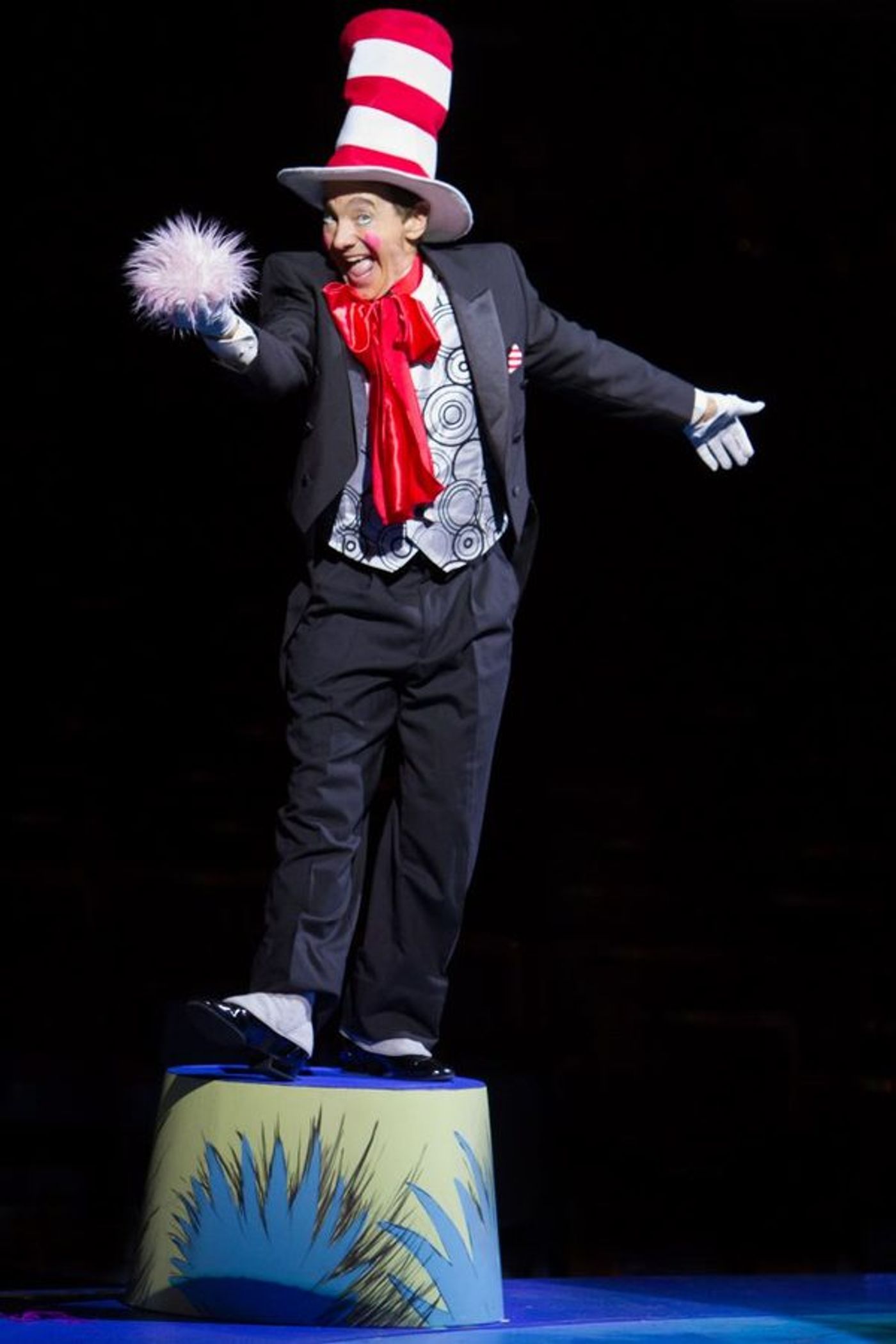 Photo Flash: First Look at Jason Graae, Sharon Wilkins, John Treacy Egan, Bets Malone and More in SEUSSICAL at Music Circus  Image