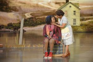 Shanice Williams as Dorothy, Stephanie Mills as Auntie Em Photo