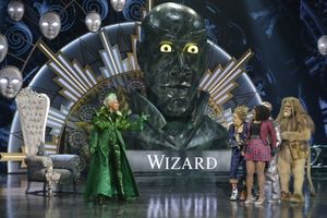 Queen Latifah as The Wiz, Elijah Kelley as Scarecrow, Shanice Williams as Dorothy, Da Photo