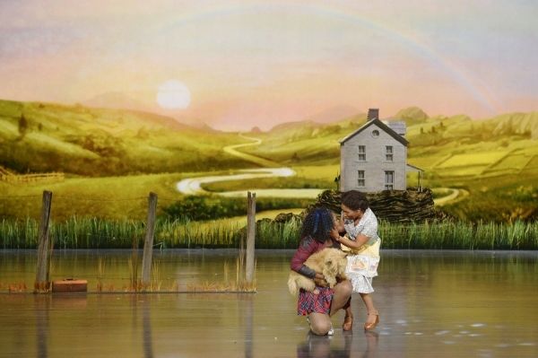 Shanice Williams as Dorothy, Stephanie Mills as Auntie Em Photo