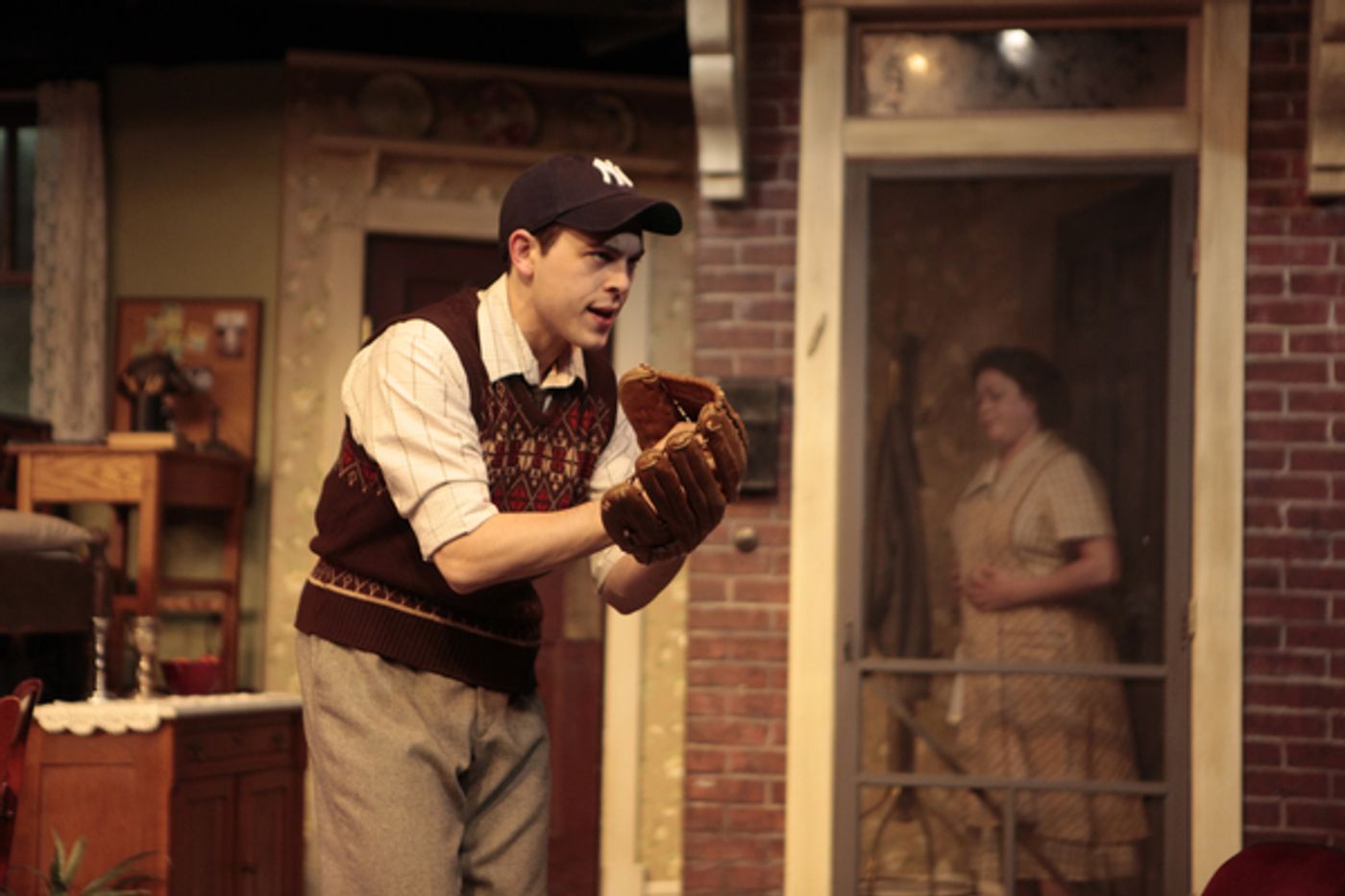 Photo Flash: First Look at BRIGHTON BEACH MEMOIRS, Opening Tonight at Virginia Rep  Image