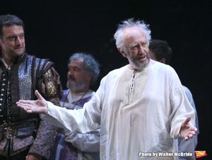 Jonathan Pryce and cast  Photo