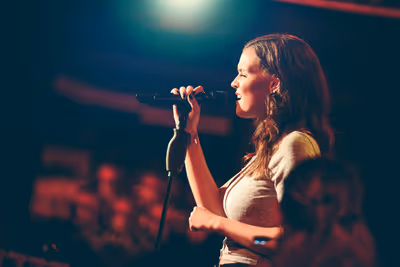 Jennifer Damiano Photo