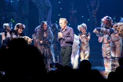 Andrew Lloyd Webber and the cast of CATS Photo