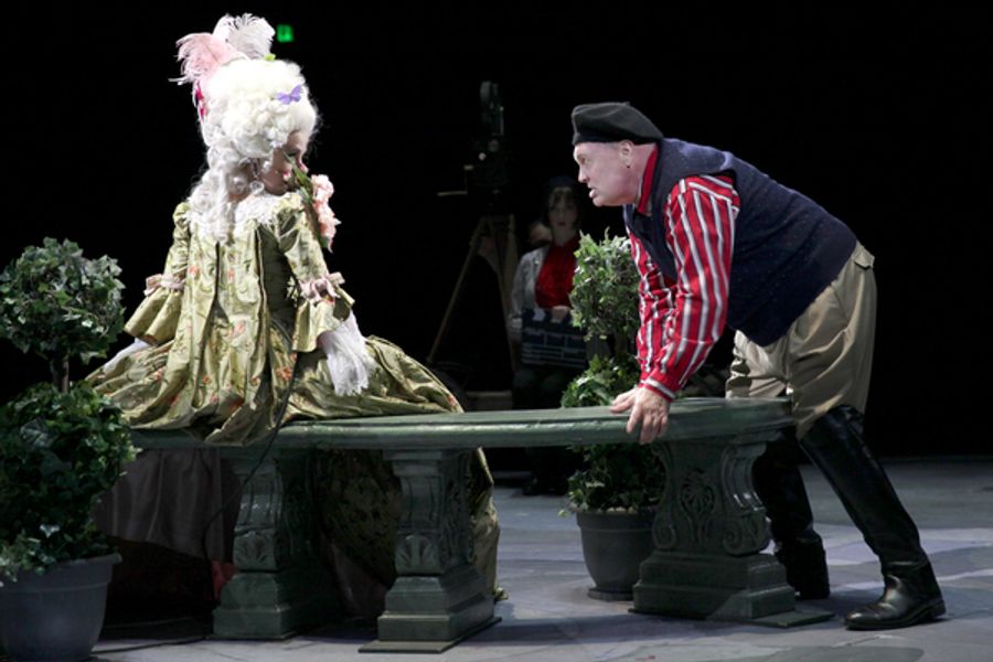 Photo Flash: First Look at North Shore Music Theatre's SINGIN' IN THE RAIN Image