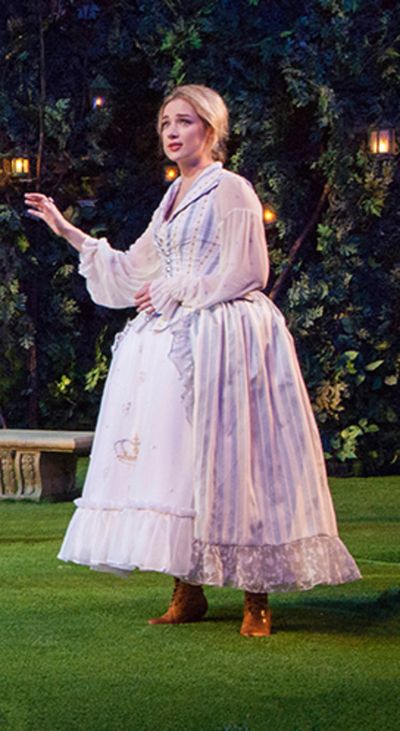 Kristen Connolly as Princess of France Photo