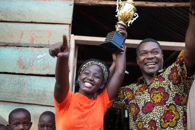 David Oyelowo is Robert Katende and Madina Nalwanga is Phiona Mutesi in in Disney's Q Photo