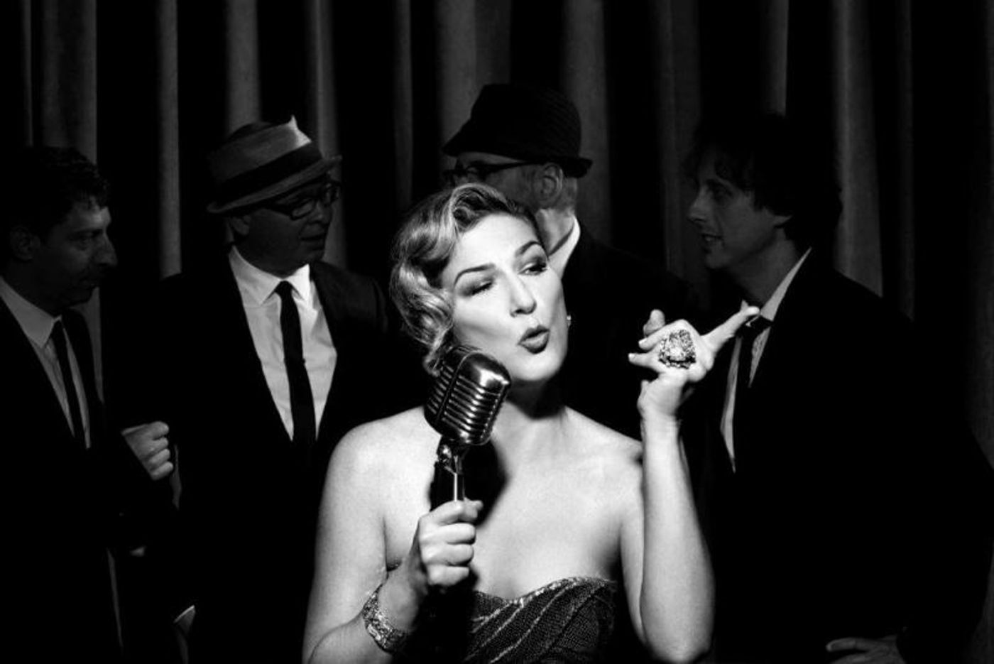 Interview: Ana Gasteyer on the Grueling Differences Between WICKED and SATURDAY NIGHT LIVE, 'Meditation' of Live Theatre, and Her Café Carlyle Debut  Image