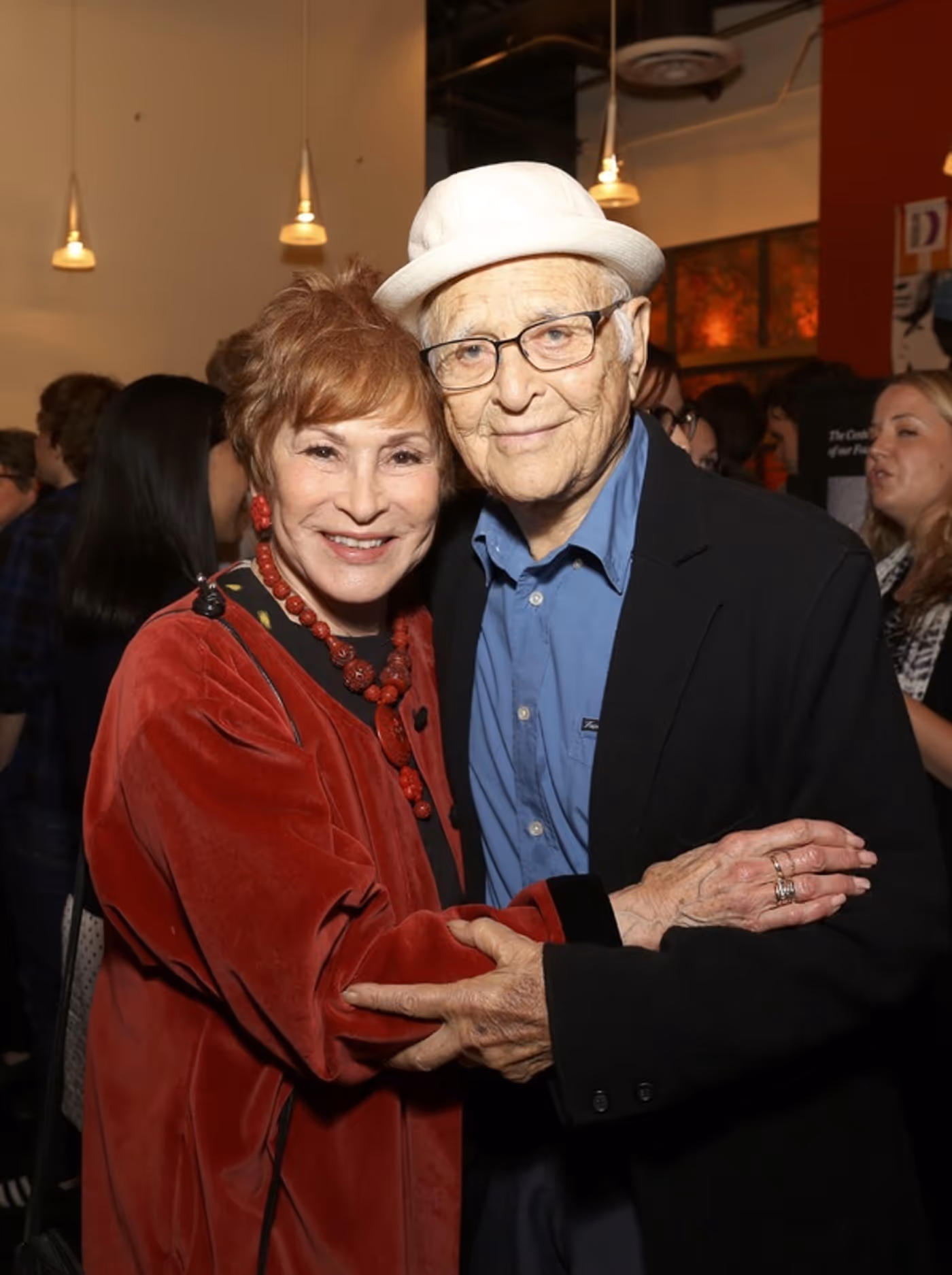 Photo Flash: VICUNA Celebrates Opening Night at the Douglas with Marisa Tomei, Helen Hunt, Norman Lear and More Photo Flash: VICUNA Celebrates Opening Night at the Douglas with Marisa Tomei, Helen Hunt, Norman Lear and More Image