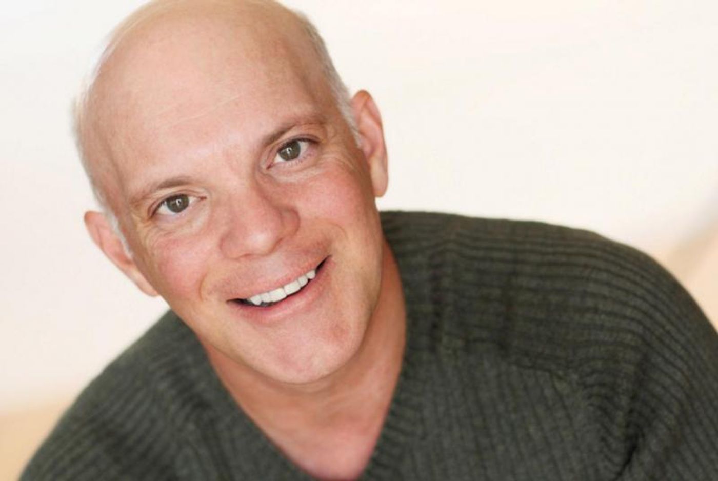 Exclusive Podcast: 'Behind the Curtain' Welcomes Broadway Tenor Eddie Korbich  Image