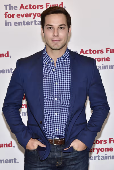 Skylar Astin  Photo