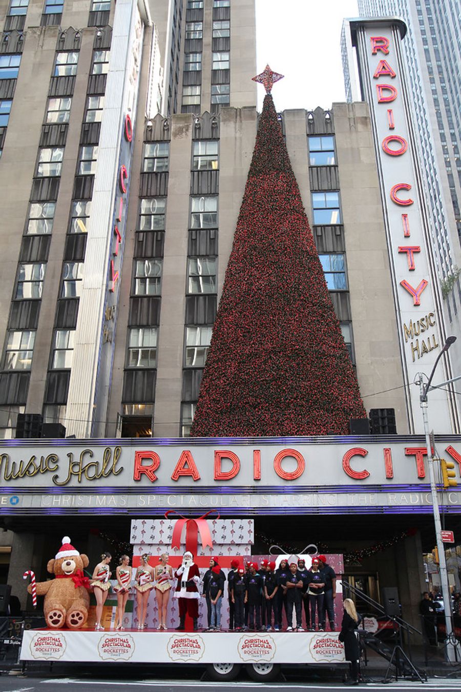 Photo Flash: The Rockettes and Santa Announce 2,000 'CHRISTMAS SPECTACULAR' Tickets for Garden of Dreams Image