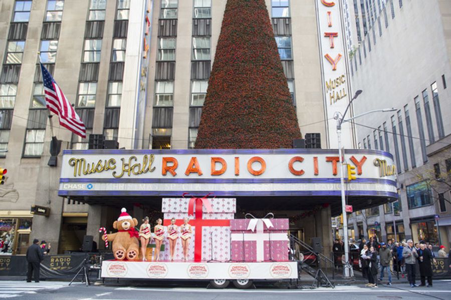 Photo Flash: The Rockettes and Santa Announce 2,000 'CHRISTMAS SPECTACULAR' Tickets for Garden of Dreams Image