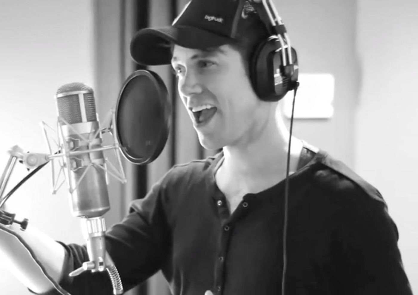 Photo Coverage: JERSEY BOYS TOURING COMPANY  Celebrates with Stowing Away In (Santa's Sleigh) for Carols For A Cure  Image