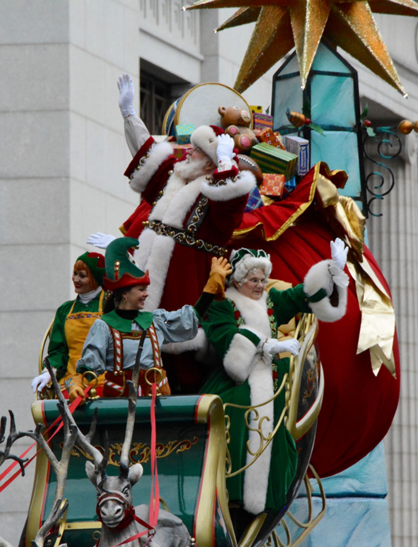 Photo Coverage: Macy's 90th Thanksgiving Day Parade Marches Through NYC!  Image