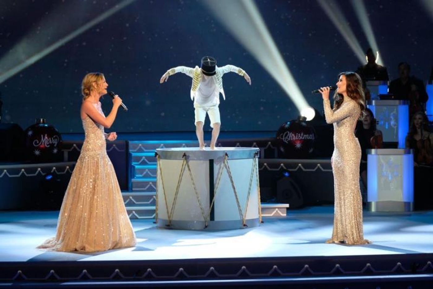 VIDEO: Idina Menzel & Jennifer Nettles Sing Holiday Classic on CMA COUNTRY CHRISTMAS  Image