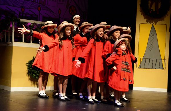 Sophie Knapp, Macy Idzakovich and the cast of Madeline's Christmas that includes Hann Photo