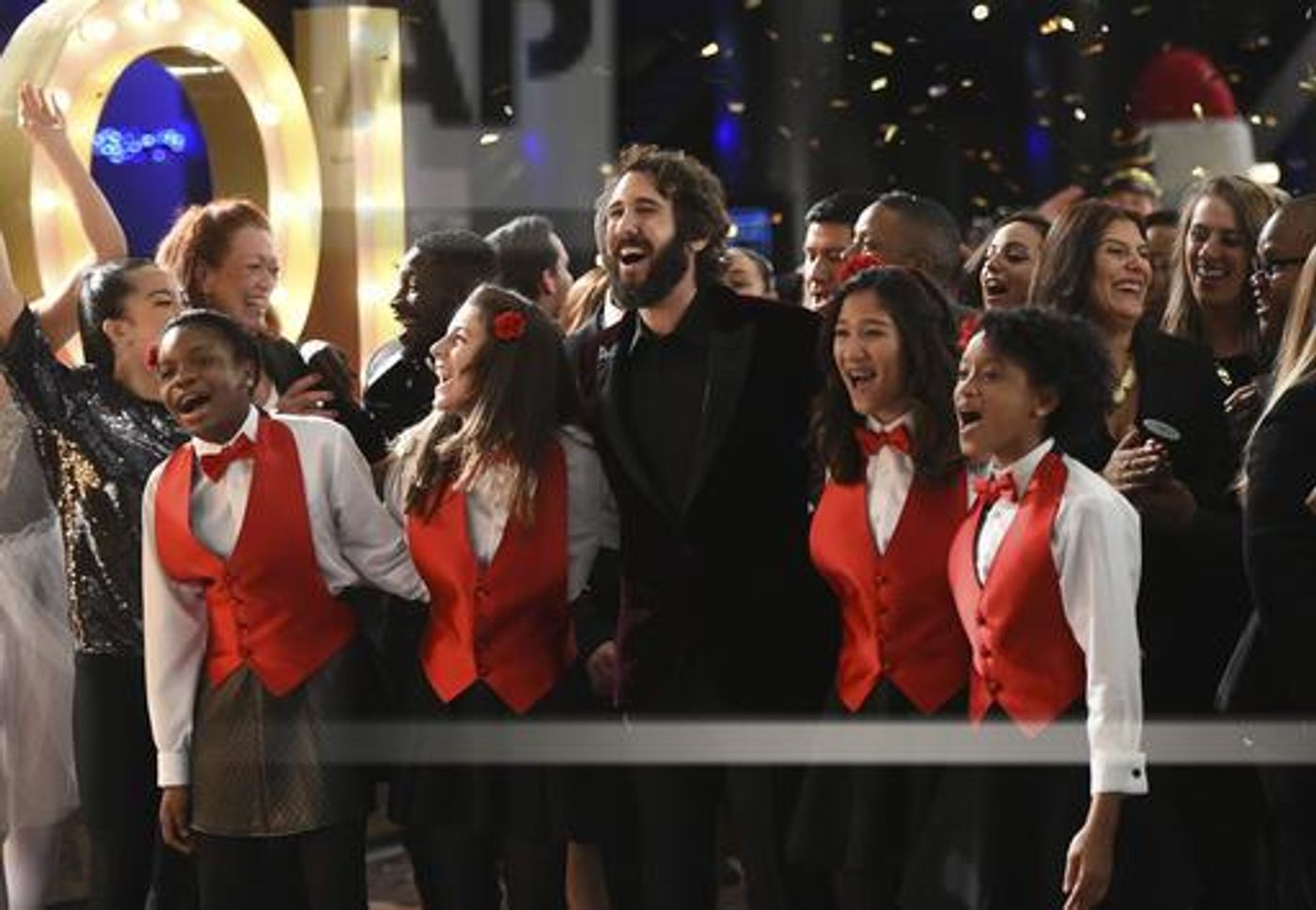 PHOTO: Josh Groban Surprises Hotel Guests With Performance of Holiday Classics  Image