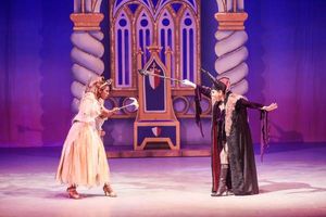 Vonzell Solomon and Joely Fisher Photo