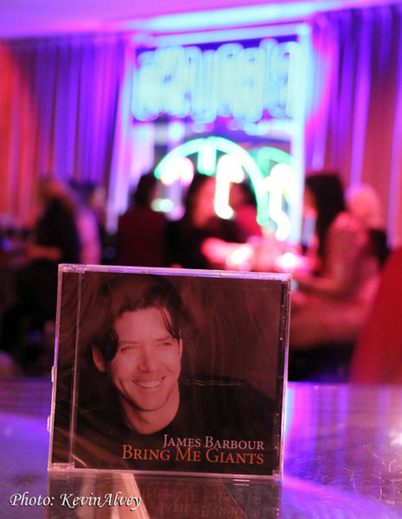 Photo Flash: PHANTOM's James Barbour Brings Holiday Spirit to Birdland  Image