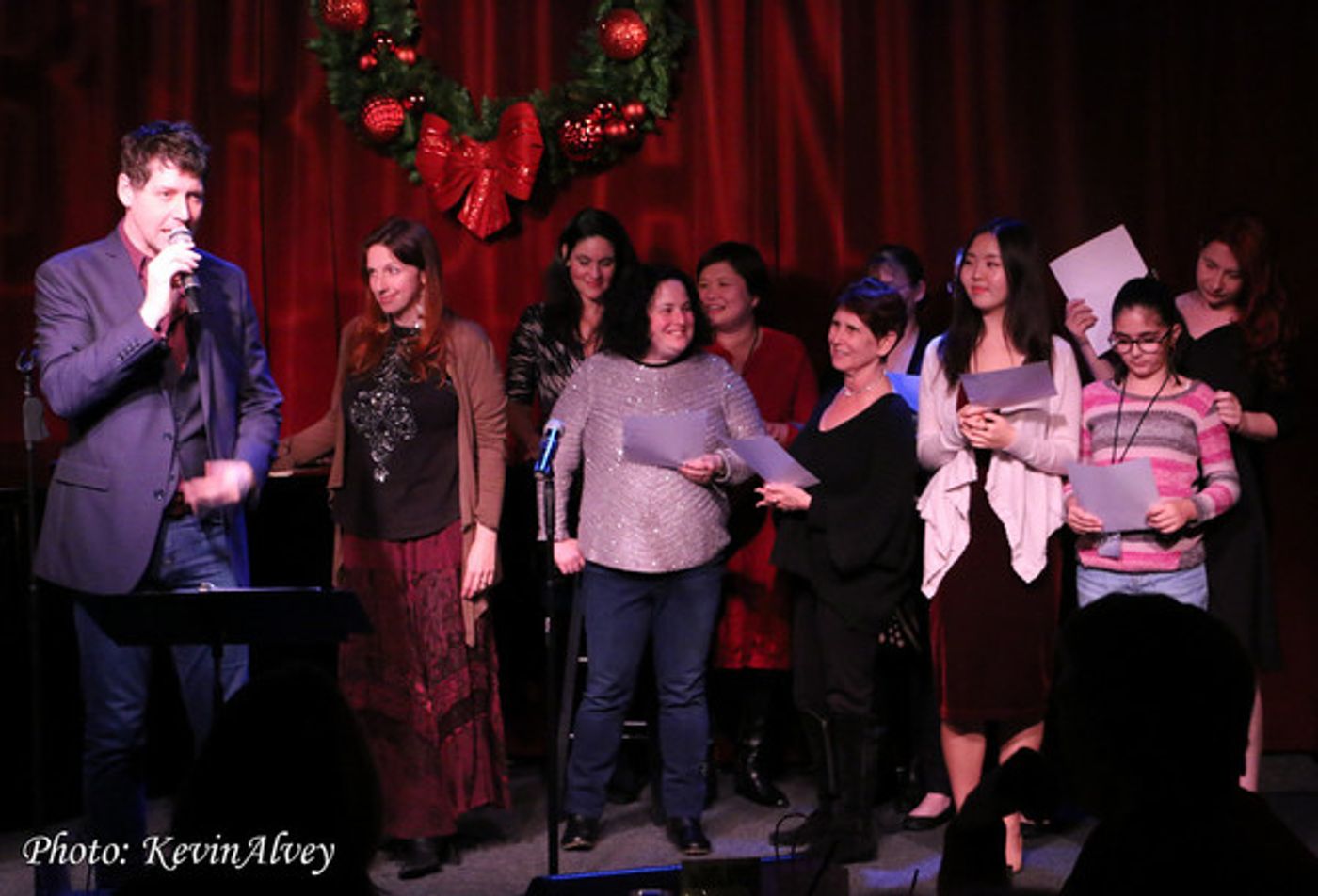 Photo Flash: PHANTOM's James Barbour Brings Holiday Spirit to Birdland  Image