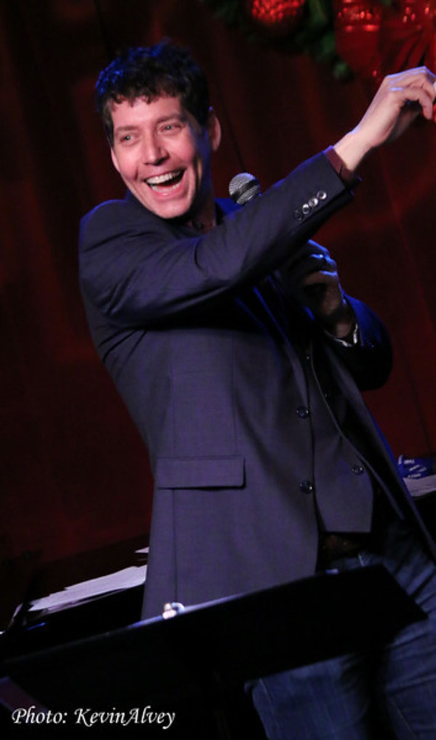 Photo Flash: PHANTOM's James Barbour Brings Holiday Spirit to Birdland  Image