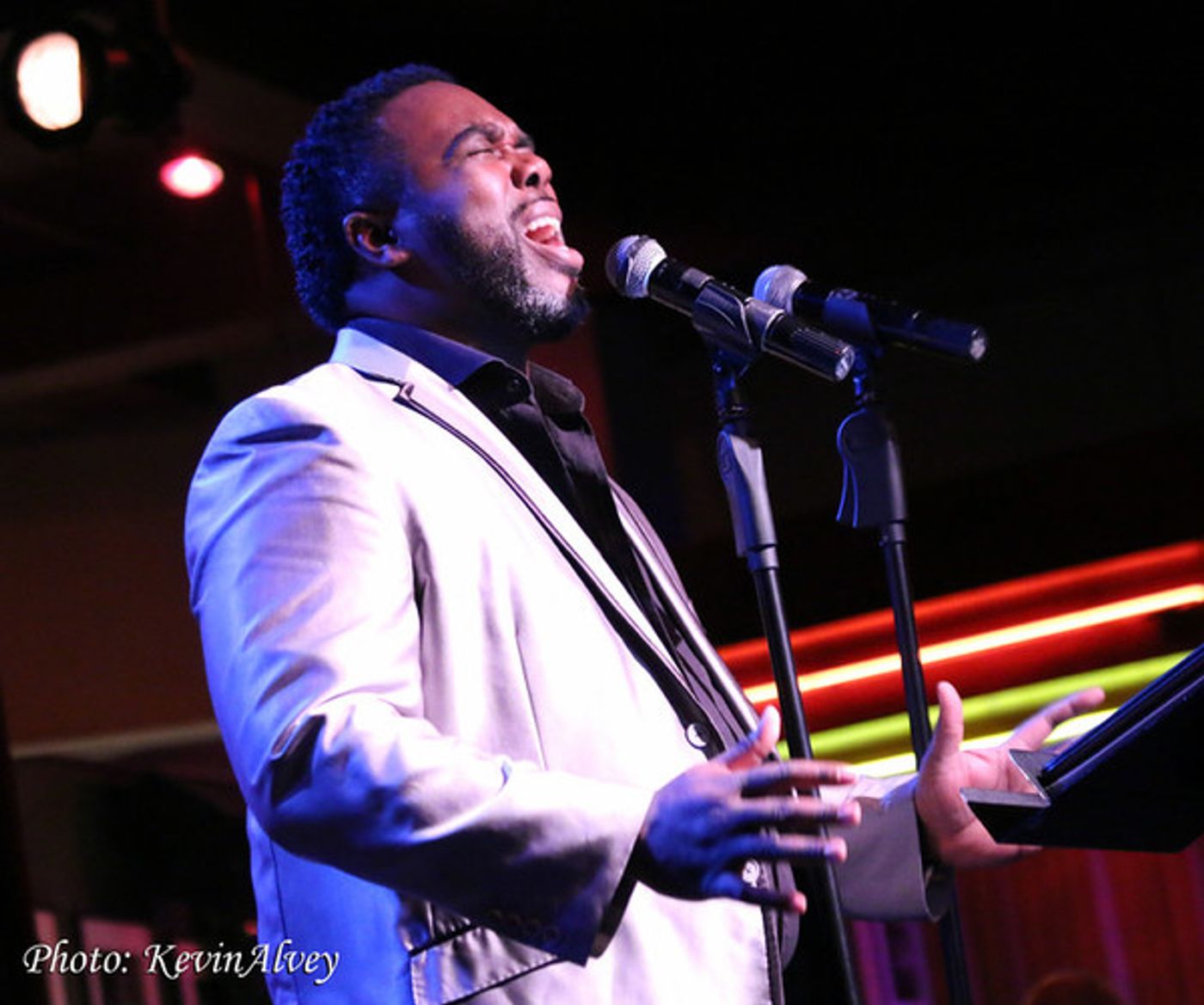 Photo Flash: PHANTOM's James Barbour Brings Holiday Spirit to Birdland  Image