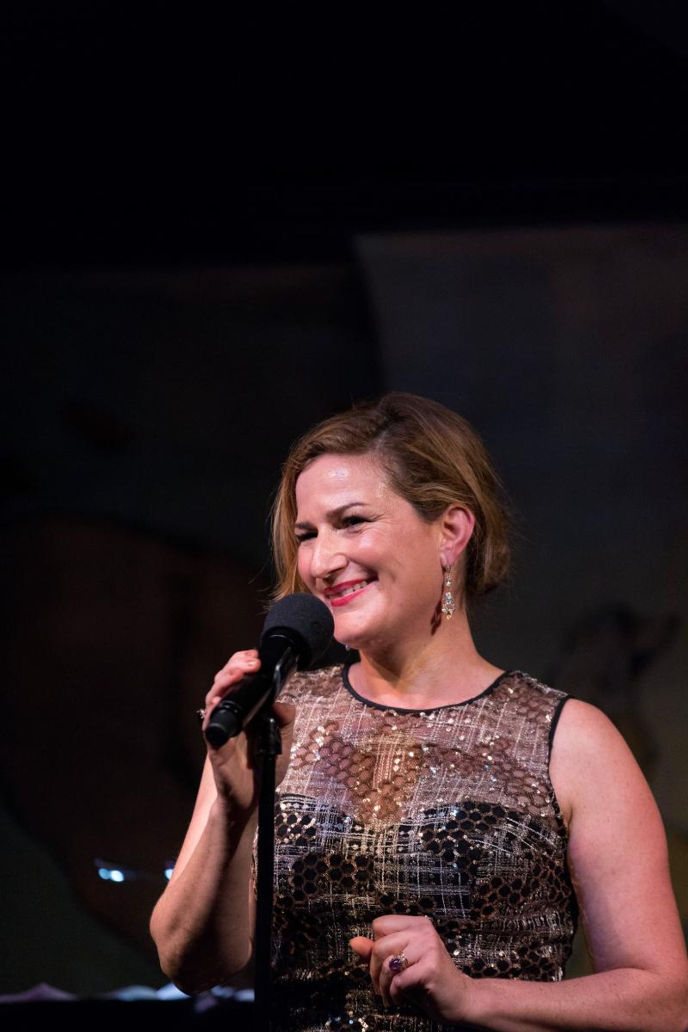 Review: Balancing Comedy and Sentimentality, Ana Gasteyer Delights in Her Café Carlyle Debut  Image