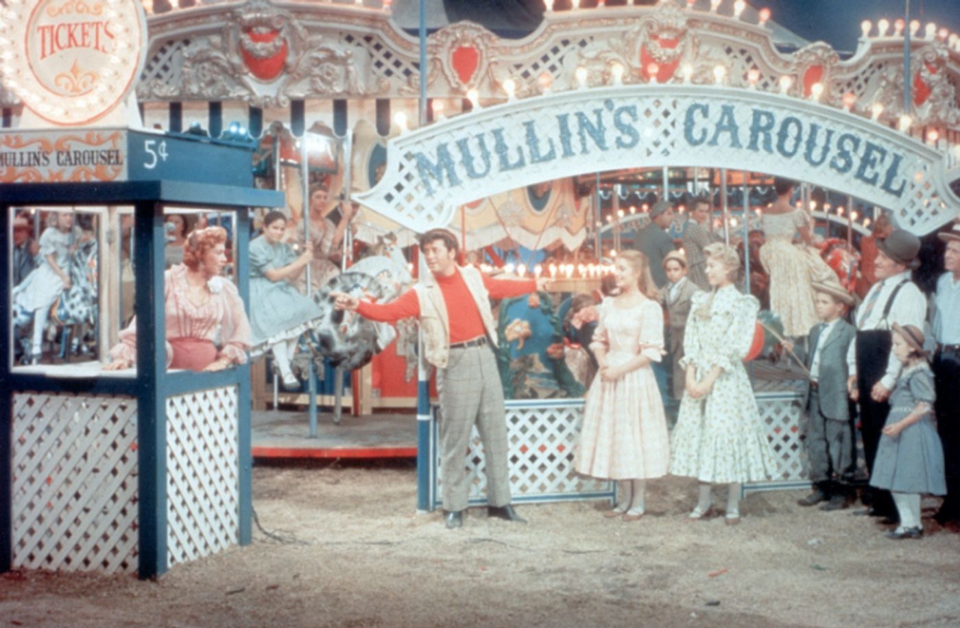 Rodgers & Hammerstein's CAROUSEL Returns to Theaters Nationwide This January  Image