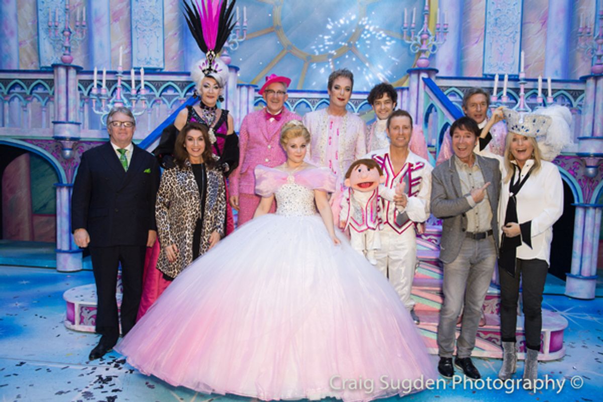 Jim Davidson, Jane McDonald, Cliff Richard and Gaby Roslin with the cast of CINDERELLA at 