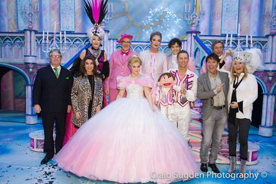 Jim Davidson, Jane McDonald, Cliff Richard and Gaby Roslin with the cast of CINDERELL Photo