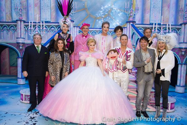 Jim Davidson, Jane McDonald, Cliff Richard and Gaby Roslin with the cast of CINDERELL Photo
