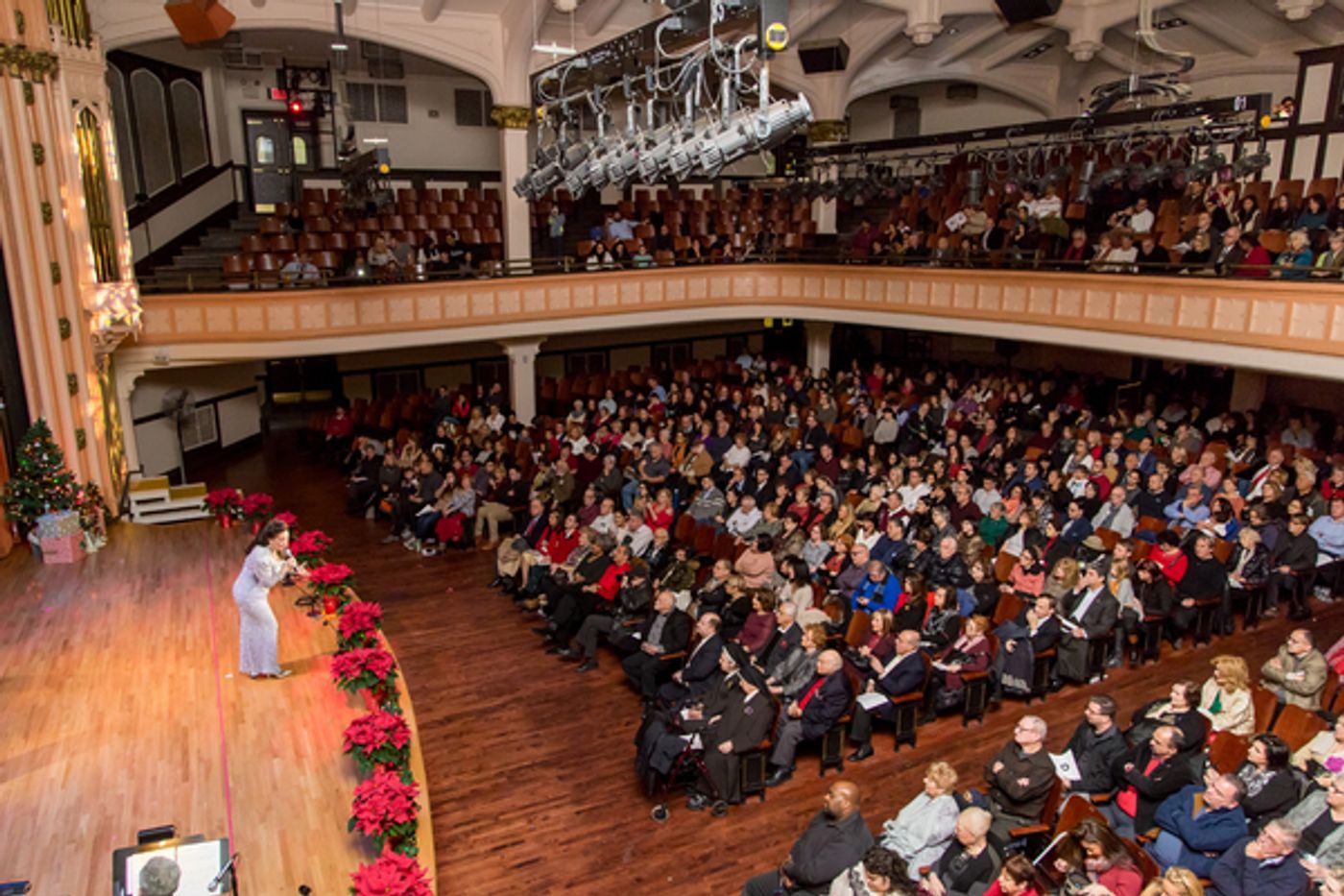 Photo Flash: Cristina Fontanelli Performs 13th Annual 'Christmas in Italy' at The Landmark Theater  Image