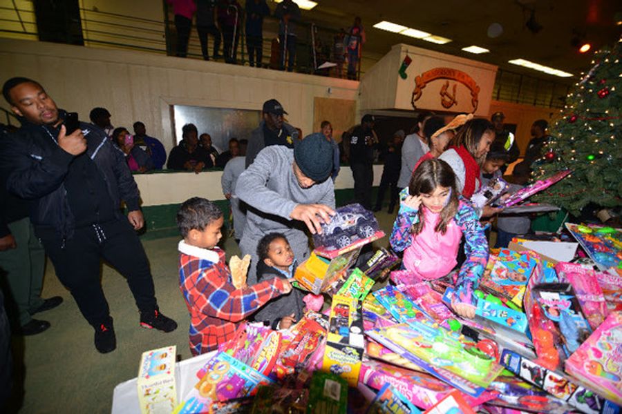 Photo Flash: Tip 'T.I.' Harris Joined Atlanta Doctors to Make Christmas Special for Thousands of Atlanta Kids Image
