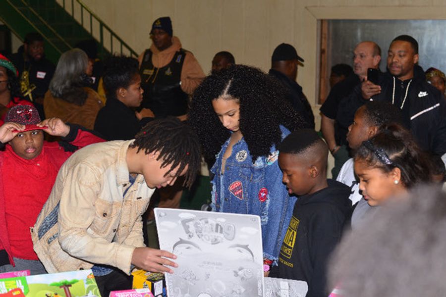 Photo Flash: Tip 'T.I.' Harris Joined Atlanta Doctors to Make Christmas Special for Thousands of Atlanta Kids Image