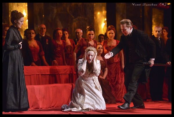 Shahar Lavi as Alisa, Maria Jose Moreno as Lucia and Alexei Dolgov as Edgardo Photo