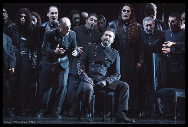 Mario Cassi as Enrico with the Israeli Opera Chorus Photo