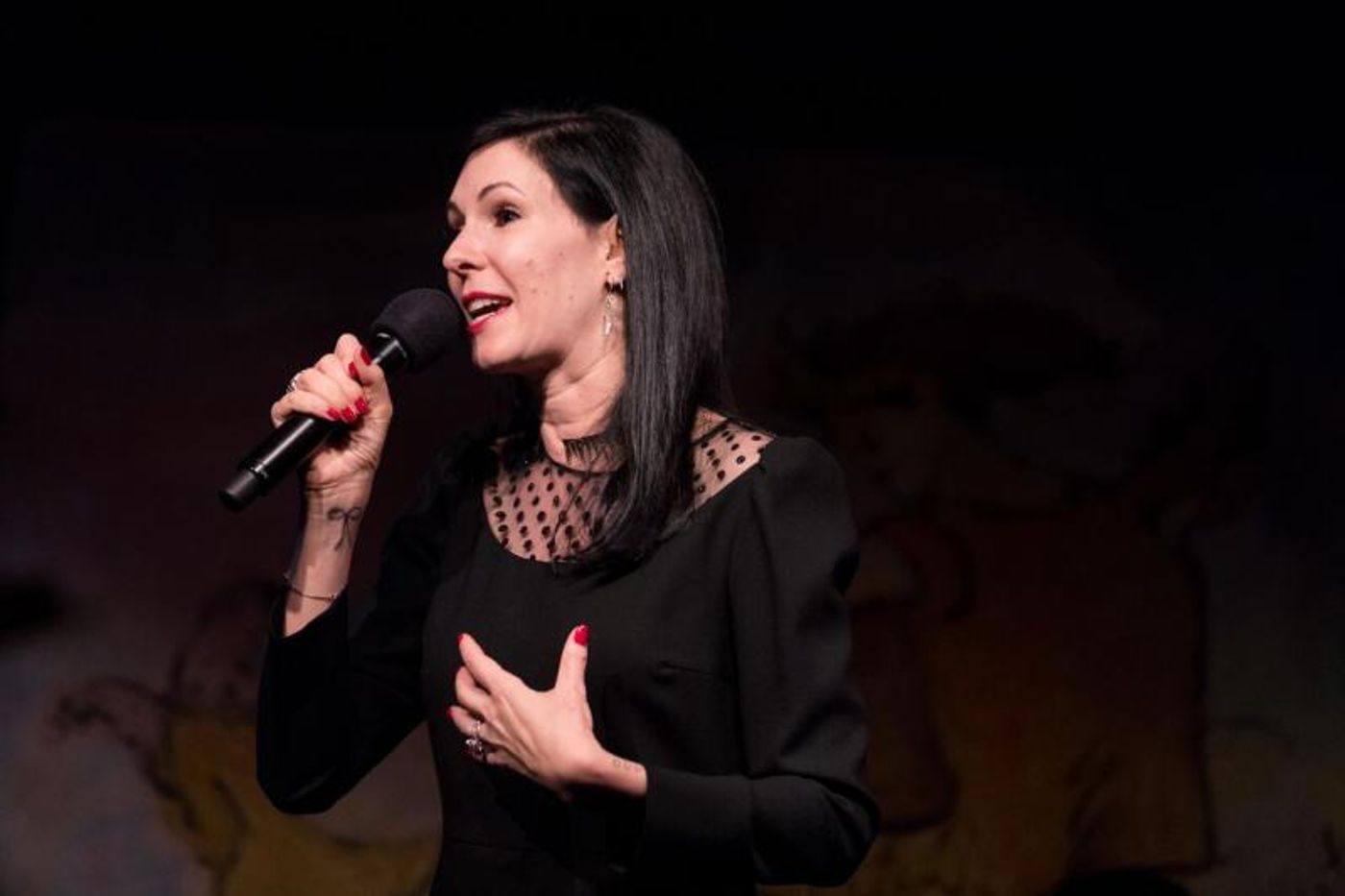 Review: Jill Kargman is the Quintessential New Yorker in her Café Carlyle Debut STAIRWAY TO CABARET  Image