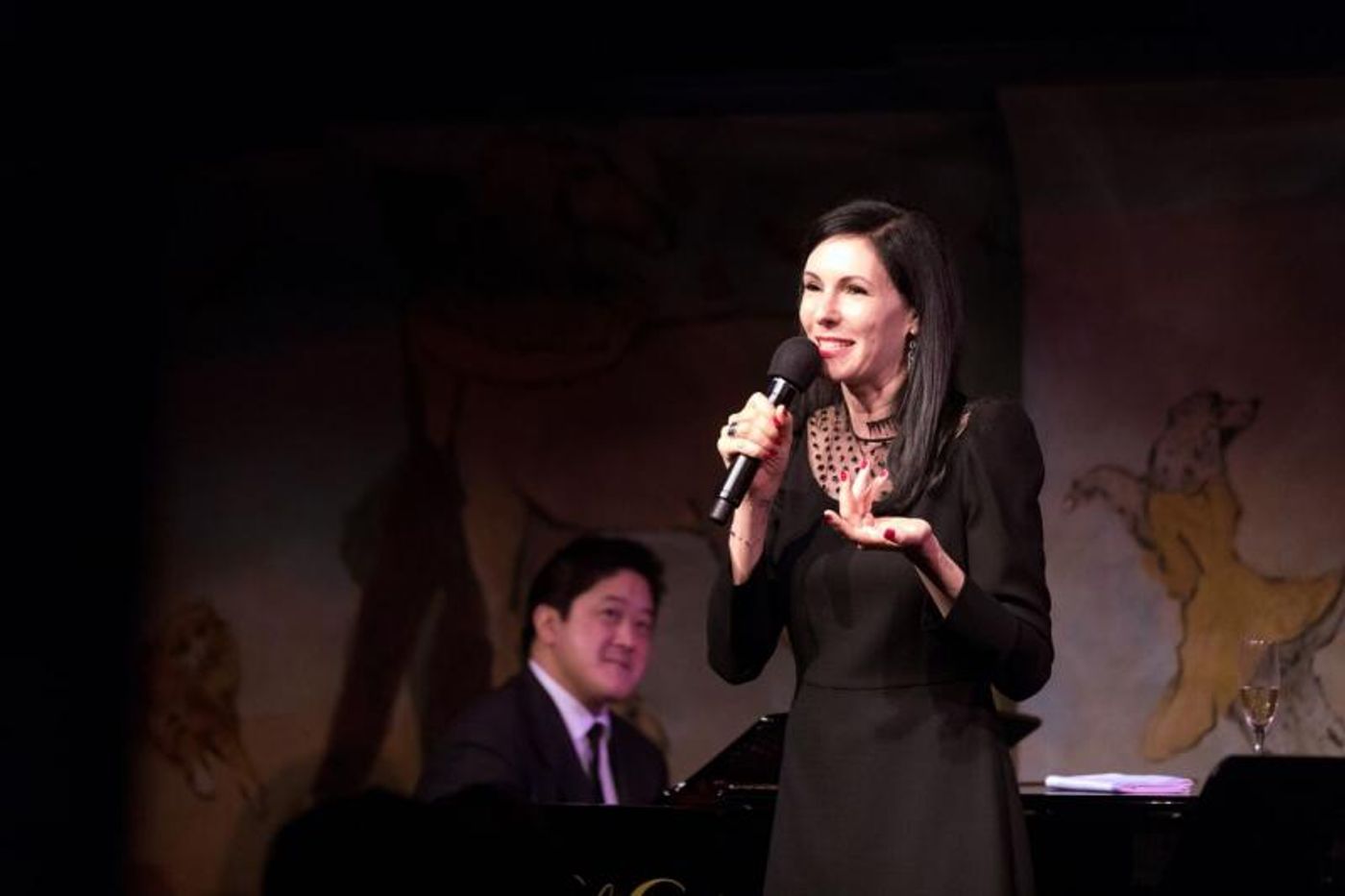 Review: Jill Kargman is the Quintessential New Yorker in her Café Carlyle Debut STAIRWAY TO CABARET  Image