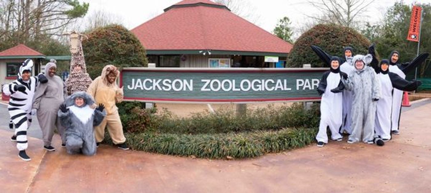 Photo Flash: Cast of MADAGASCAR Visits the Jackson Zoological Park!  Image